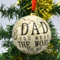 Pallina di Natale con mappa del mondo e dedica al papà appesa a un ramo festivo - Stile Papà (DAD)