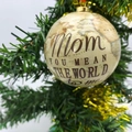 Palla di Natale a globo vintage con dedica per la mamma su un ramo decorato - Stile Mamma (MOM)