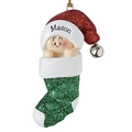 Personalisierter Weihnachtsstrumpf-Anhänger mit grünem Glitzer, rotem Hut und Mason-Gravur - Roter Hut Grüner Strumpf Puppe Hänger