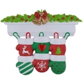 Décoration de Noël en résine avec six gants colorés et détails festifs de houx et cloche - Ornements de Gants (Lot de 6)