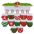 Ornement de Noël avec douze gants en résine, couronne de sapin et cloches dorées - Breloques de Gants (12 Pièces)