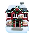 Detalle de adorno navideño de resina con casa nevada y figuras de muñecos de nieve en ventanas - Adorno Muñeco Nieve Casa Familia 3 Personas