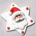 Weißer Stern-Weihnachtsschmuck mit 3D-Weihnachtsmann-Relief und roten Details - Sechseckiger Weihnachtsmann Anhänger