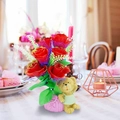 Composition florale en résine avec roses rouges, ours vert et vase sac rose - Ours Base de Sac Rose (Sans Roses)
