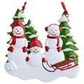 Adorno navideño de resina familia de muñecos de nieve con árboles y trineo rojo festivo - Familia de 3