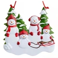 Adorno de resina familia de muñecos de nieve navideños con pinos y trineo - Familia de 4