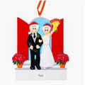 Ornamento natalizio in resina personalizzato con sposi davanti a una porta rossa - Design Matrimonio