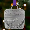 Detalle del adorno conmemorativo de ángel en plata con cinta morada y cristales - Square Style
