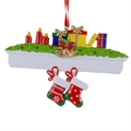 Decorazione natalizia in resina con candela rossa scatole regalo e calze appese - Stile Calze Natale A