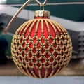 Palla di Natale rossa con rete di perline oro e verdi e gancio in metallo lucido - Pallina Rossa Maglia Intrecciata