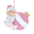Roze baby die kerstbal vasthoudt met sneeuwvlokken en aanpasbare witte tekstbanner - Roze