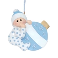 Creatieve kersthanger met baby in blauwe pyjama die een sneeuwvlokballon vasthoudt - Blauw