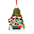 Weihnachtsbaum-Anhänger mit Schwarzbärenfamilie in festlichen Pullovern und Goldstern - Schwarzbär-Familienstil