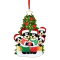 Weihnachtsbaumschmuck mit fünf schwarzen Hunden in festlichen Pullovern und Weihnachtsmützen - Schwarzbär-Familienstil