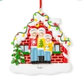 Gepersonaliseerd kerstornament familie van 3, huis van hars met besneeuwd dak - Kleine Familie Stijl