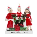 Ornamento natalizio personalizzato in resina con tre figure davanti al caminetto - Stile per 3 Membri della Famiglia