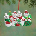 Adorno navideño familiar de muñecos de nieve personalizado con nombres y banner 2023 - Combo 4 Muñecos de Nieve