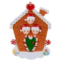 Adorno navideño creativo de resina casa de jengibre para 3 personas con gorros rojos y nieve - Casa de 3 Personajes (A629)