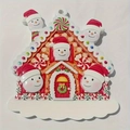 Dettaglio di un addobbo a forma di casetta di pan di zenzero con cinque pupazzi di neve - Gingerbread House With 5 Snowmen