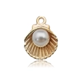 Vue macro détaillée d'un pendentif en forme de coquille dorée avec une perle blanche - Or
