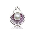 Détail macro du pendentif coquillage argenté avec émail violet et perle centrale - Rose