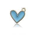 Vista macro di ciondolo a cuore azzurro con bordo dorato e anello di aggancio - Blu