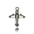 Dettaglio di un ciondolo a forma di aereo in argento antico con finitura ossidata - Stile Aereo(5320) / 1 Pezzo (16.5x20mm) / Argento antico