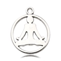Macro-opname van zilveren metalen yoga-meditatie bedeltje met hol silhouet ontwerp - Yogasymbool (8294)