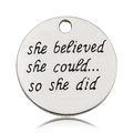 Silberner runder Anhänger mit Gravur 'she believed she could so she did' für DIY-Schmuck - She Believed Alphabet Rund (10916)