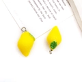 Süße gelbe Harz-Zitronen-Anhänger mit grünen Blättern und Silberverschluss für DIY-Schmuck - Gelbe Harz Zitrone