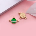 Ciondolo a forma di pianeta dorato con smalto verde e finitura metallizzata - Verde