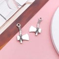 Zwei antike silberne Axt-Anhänger aus Legierung für DIY-Schmuck und Bastelarbeiten - Antiksilber Zinklegierung Werkzeug Axt (18406)