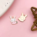 Pendentif en émail lapin mignon et carotte avec dos texturé doré pour bricolage - Lapin Blanc Allongé sur Carotte (17506) / 11x15mm