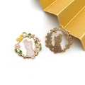 Cat wreath pendant charm in gold alloy with pink and white enamel floral details - Small Flower White Cat (16710)