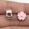 Kirschblüten-Charm aus Silber mit rosa Emaille und kleinem Zirkonia in der Mitte - Rosa
