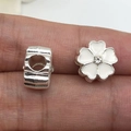 Silberne Pfirsichblüten-Charm-Perle mit weißem Emaille und kleinem Zirkonia in der Mitte - Weiß