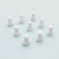 Vista macro di dieci pedine da gioco in acrilico bianco su una superficie azzurra - Pezzo Pupazzo di Neve 24*16*12mm / Bianco