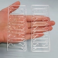Ganchos transparentes en forma de S para adornos navideños mostrados en la mano - 10 Ganchos por Placa / Pequeño-Transparente