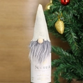 Détail du chapeau en feutre blanc et barbe grise sur le couvre-bouteille de Noël - Blanc
