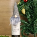 Détail d'un couvre-bouteille de vin gnome de Noël gris avec bonnet en feutre et barbe - Gris