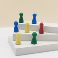Bunte Spielfiguren aus Harz für Brettspiele auf weißem Präsentationsständer - Menschliche Spielfigur (25*12mm) / Bunt