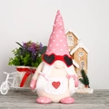 Détail d'un gnome de la Saint-Valentin avec lunettes coeur rouges et chapeau rose - Style Rose