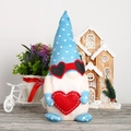 Détail d'un nain de la Saint-Valentin avec lunettes coeur et barbe blanche décor - Style Bleu