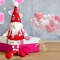 Valentinstag Gnom Plüsch mit Herzmütze und Perlenbeinen auf einer Geschenkbox sitzend - Männliche Perlenbeine Puppe