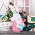 Roze jute paashaas kabouter pop met een blauw ei voor een feestelijke huisdecoratie - Roze Pasen Gnoom met Ei