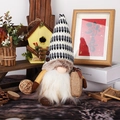 Detalle de gnomo de café con gorro de punto, barba blanca y pequeño saco de regalo de yute - Gnomo de Café Luminoso Gorro de Diamantes con Caja de Regalo