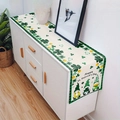 Detail van St. Patrick's Day tafelloper met klaver, kabouters en linnen textuur - Groene St. Patrick Klaver Stijl