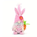Gnome de Pâques rose avec oreilles de lapin tenant une carotte et tablier à carreaux - Lapin femelle avec carotte