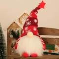 Dettaglio dello gnomo di Natale luminoso con cappello a righe su panca in legno - Rosso