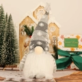 Dettaglio di uno gnomo natalizio luminoso con cappello in maglia a fiocco di neve e barba - Grigio